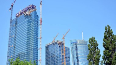 Varşova, Polonya. 28 Haziran 2020. Daszynski kavşağında. Varşova şehir merkezindeki finans bölgesinde yeni gökdelenler. Yeni binalar inşa ediliyor.