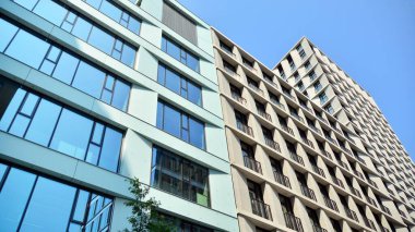 Cam aynalı ofis binasının ön dokusu. Ön cephenin bir parçası. Ofis binasının modern mimarisi.