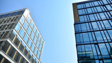 Cam aynalı ofis binasının ön dokusu. Ön cephenin bir parçası. Ofis binasının modern mimarisi.