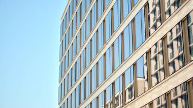 Cam aynalı ofis binasının ön dokusu. Ön cephenin bir parçası. Ofis binasının modern mimarisi.