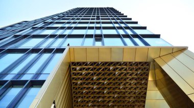 Metal ve cam duvar malzemelerinin karışımı. Sütunlarda çelik cephe. Soyut modern mimari. Yüksek teknoloji minimalist ofis binası. Çağdaş iş mimarisi soyut parça.