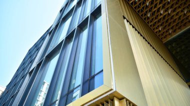 Metal ve cam duvar malzemelerinin karışımı. Sütunlarda çelik cephe. Soyut modern mimari. Yüksek teknoloji minimalist ofis binası. Çağdaş iş mimarisi soyut parça.