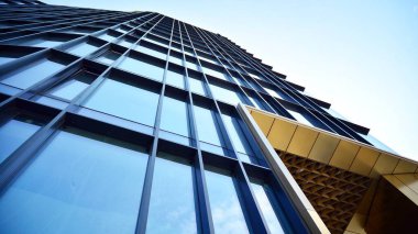 Cam aynalı ofis binasının ön dokusu. Ön cephenin bir parçası. Ofis binasının modern mimarisi.