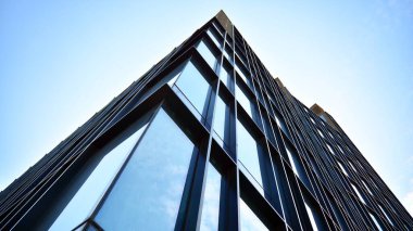 Cam aynalı ofis binasının ön dokusu. Ön cephenin bir parçası. Ofis binasının modern mimarisi.