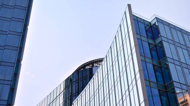 Cam aynalı ofis binasının ön dokusu. Ön cephenin bir parçası. Ofis binasının modern mimarisi.