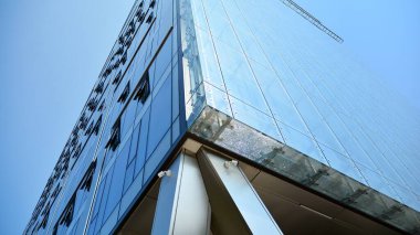 Metal ve cam duvar malzemelerinin karışımı. Sütunlarda çelik cephe. Soyut modern mimari. Yüksek teknoloji minimalist ofis binası. Çağdaş iş mimarisi soyut parça.