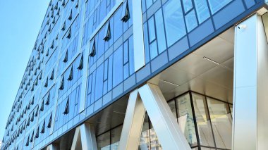 Metal ve cam duvar malzemelerinin karışımı. Sütunlarda çelik cephe. Soyut modern mimari. Yüksek teknoloji minimalist ofis binası. Çağdaş iş mimarisi soyut parça.