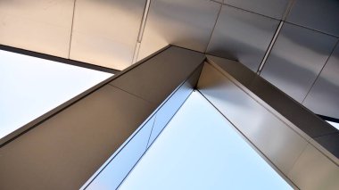 Metal ve cam duvar malzemelerinin karışımı. Sütunlarda çelik cephe. Soyut modern mimari. Yüksek teknoloji minimalist ofis binası. Çağdaş iş mimarisi soyut parça.