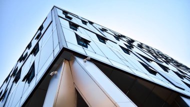 Metal ve cam duvar malzemelerinin karışımı. Sütunlarda çelik cephe. Soyut modern mimari. Yüksek teknoloji minimalist ofis binası. Çağdaş iş mimarisi soyut parça.