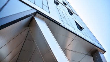 Metal ve cam duvar malzemelerinin karışımı. Sütunlarda çelik cephe. Soyut modern mimari. Yüksek teknoloji minimalist ofis binası. Çağdaş iş mimarisi soyut parça.