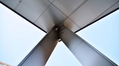 Metal ve cam duvar malzemelerinin karışımı. Sütunlarda çelik cephe. Soyut modern mimari. Yüksek teknoloji minimalist ofis binası. Çağdaş iş mimarisi soyut parça.