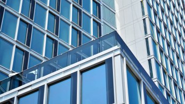 Cam aynalı ofis binasının ön dokusu. Ön cephenin bir parçası. Ofis binasının modern mimarisi.