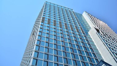 Cam aynalı ofis binasının ön dokusu. Ön cephenin bir parçası. Ofis binasının modern mimarisi.