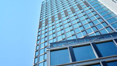 Cam aynalı ofis binasının ön dokusu. Ön cephenin bir parçası. Ofis binasının modern mimarisi.