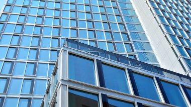 Cam aynalı ofis binasının ön dokusu. Ön cephenin bir parçası. Ofis binasının modern mimarisi.