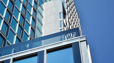 Cam aynalı ofis binasının ön dokusu. Ön cephenin bir parçası. Ofis binasının modern mimarisi.