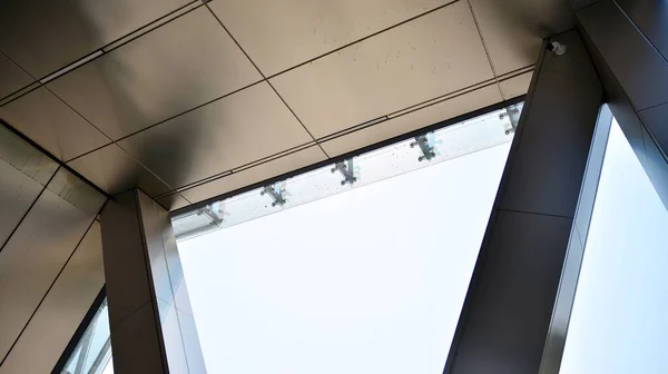 Kombination Väggmaterial Metall Och Glas Stålfasad Kolonner Abstrakt Modern Arkitektur — Stockfoto