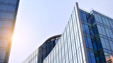 Cam aynalı ofis binasının ön dokusu. Ön cephenin bir parçası. Ofis binasının modern mimarisi.