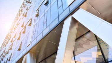 Metal ve cam duvar malzemelerinin karışımı. Sütunlarda çelik cephe. Soyut modern mimari. Yüksek teknoloji minimalist ofis binası. Çağdaş iş mimarisi soyut parça.