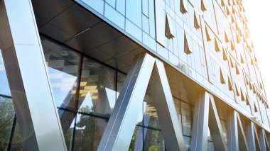 Metal ve cam duvar malzemelerinin karışımı. Sütunlarda çelik cephe. Soyut modern mimari. Yüksek teknoloji minimalist ofis binası. Çağdaş iş mimarisi soyut parça.