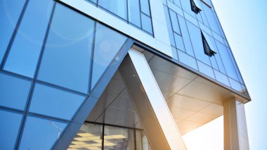 Metal ve cam duvar malzemelerinin karışımı. Sütunlarda çelik cephe. Soyut modern mimari. Yüksek teknoloji minimalist ofis binası. Çağdaş iş mimarisi soyut parça.