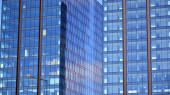 Fasádní textura skleněné zrcadlové kancelářské budovy. Fragment fasády. Moderní architektura kancelářské budovy.