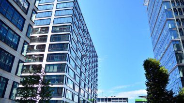 Cam aynalı ofis binasının ön dokusu. Ön cephenin bir parçası. Ofis binasının modern mimarisi.