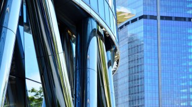 Cam aynalı ofis binasının ön dokusu. Ön cephenin bir parçası. Ofis binasının modern mimarisi.
