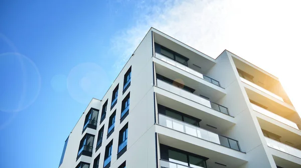 Moderne Appartementengebouwen Een Zonnige Dag Met Een Blauwe Lucht Voorzijde — Stockfoto