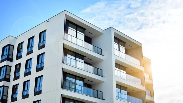 Edifícios Apartamentos Modernos Dia Ensolarado Com Céu Azul Fachada Moderno — Fotografia de Stock