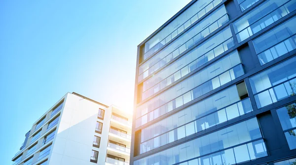 Immeubles Modernes Par Une Journée Ensoleillée Avec Ciel Bleu Façade — Photo