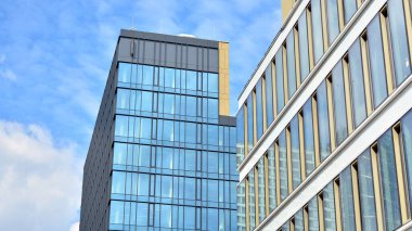 Cam aynalı ofis binasının ön dokusu. Ön cephenin bir parçası. Ofis binasının modern mimarisi.