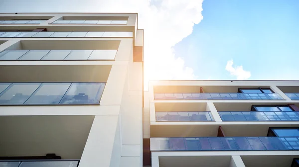 Nowoczesne Budynki Mieszkalne Słoneczny Dzień Błękitnym Niebem Fasada Nowoczesnego Apartamentowca — Zdjęcie stockowe