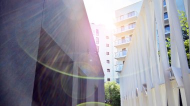 Mimarlık üzerine soyut çizgiler, modern mimari ayrıntıları. Kamu binasının yenilenmiş parçası.