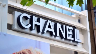 Varşova, Polonya. 12 Temmuz 2020. İmzala Chanel. Şirket tabelaları Chanel.