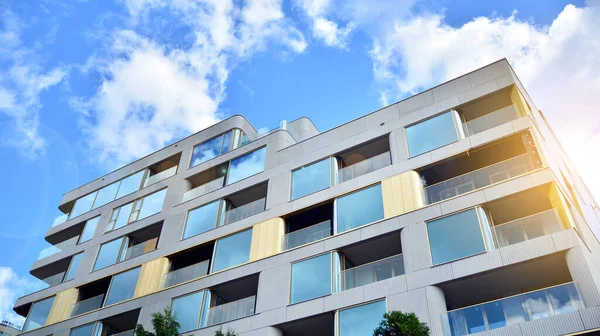 날푸른 하늘에 현대적 아파트 현대적 아파트 건물의 — 스톡 사진