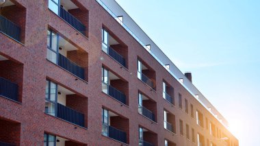 Gündüz gözüyle modern yerleşim yerinin dış tarafında. Modern ve yeni apartman. Çok katlı, modern, yeni ve şık apartmanlar..