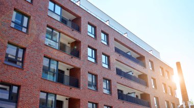 Gündüz gözüyle modern yerleşim yerinin dış tarafında. Modern ve yeni apartman. Çok katlı, modern, yeni ve şık apartmanlar..