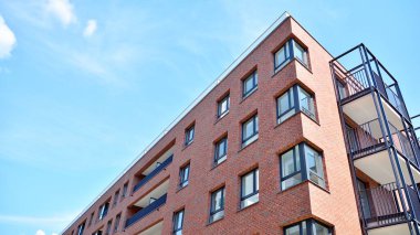 Gündüz gözüyle modern yerleşim yerinin dış tarafında. Modern ve yeni apartman. Çok katlı, modern, yeni ve şık apartmanlar..