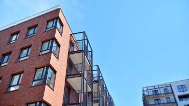 Gündüz gözüyle modern yerleşim yerinin dış tarafında. Modern ve yeni apartman. Çok katlı, modern, yeni ve şık apartmanlar..