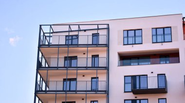 Gündüz gözüyle modern yerleşim yerinin dış tarafında. Modern ve yeni apartman. Çok katlı, modern, yeni ve şık apartmanlar..