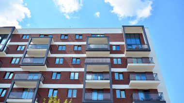 Gündüz gözüyle modern yerleşim yerinin dış tarafında. Modern ve yeni apartman. Çok katlı, modern, yeni ve şık apartmanlar..