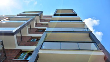 Gündüz gözüyle modern yerleşim yerinin dış tarafında. Modern ve yeni apartman. Çok katlı, modern, yeni ve şık apartmanlar..