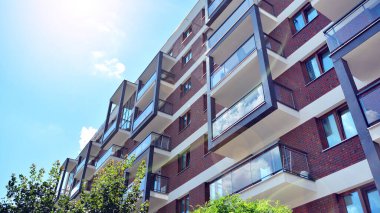 Gündüz gözüyle modern yerleşim yerinin dış tarafında. Modern ve yeni apartman. Çok katlı, modern, yeni ve şık apartmanlar..