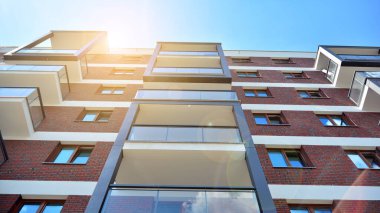 Gündüz gözüyle modern yerleşim yerinin dış tarafında. Modern ve yeni apartman. Çok katlı, modern, yeni ve şık apartmanlar..