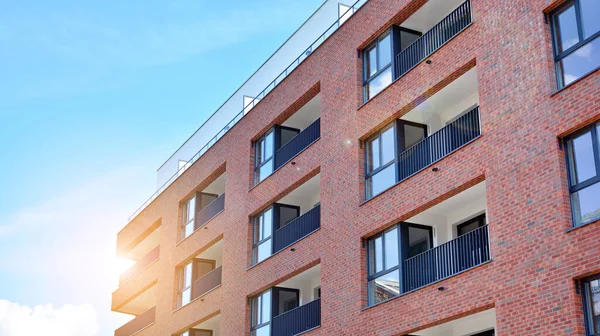 Gündüz gözüyle modern yerleşim yerinin dış tarafında. Modern ve yeni apartman. Çok katlı, modern, yeni ve şık apartmanlar..