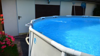 Yazın, özel bir evin bahçesinde havuz.