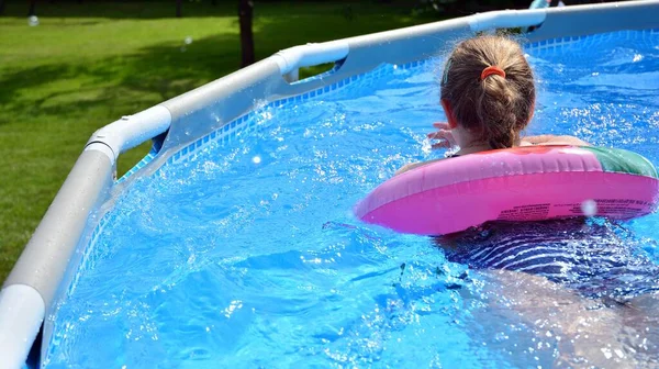 Barn Och Kul Poolen Ung Flicka Inne Blå Pool Sommaren — Stockfoto