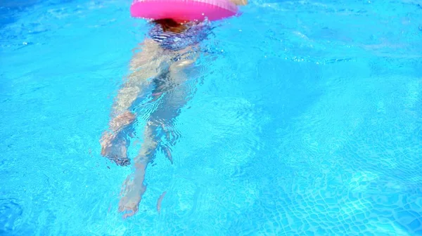 Criança Divertindo Piscina Menina Dentro Uma Piscina Azul Verão — Fotografia de Stock