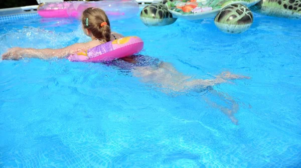 Niño Divertirse Piscina Niña Dentro Una Piscina Azul Verano —  Fotos de Stock